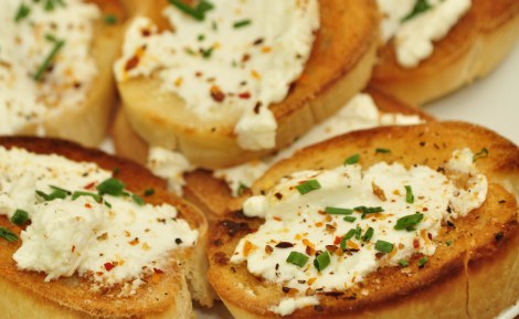 Toasts au chèvre frais et au poivron